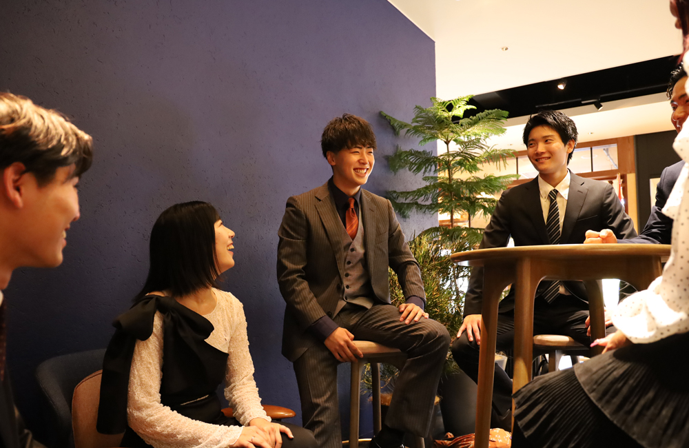 座って笑顔で話す社員たちの様子